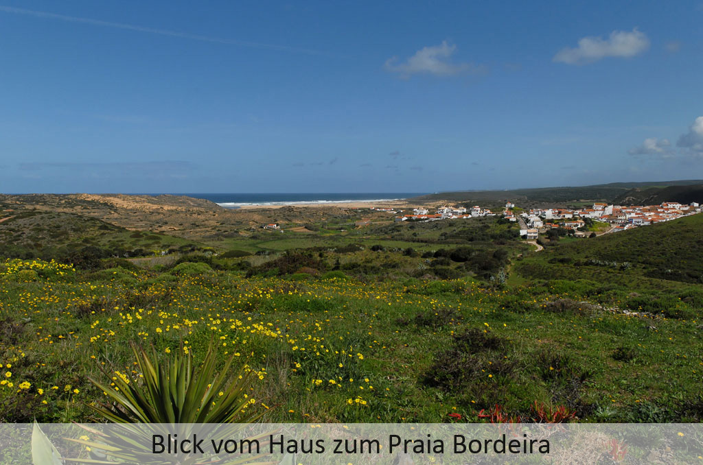 Blick vom Ferienhaus auf Carrapateira und dem Bordeira Strand